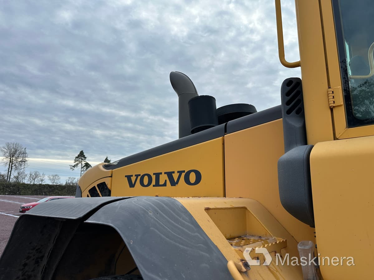 Gumikerekes homlokrakodó Hjullastare Volvo L110E: 36 kép.
