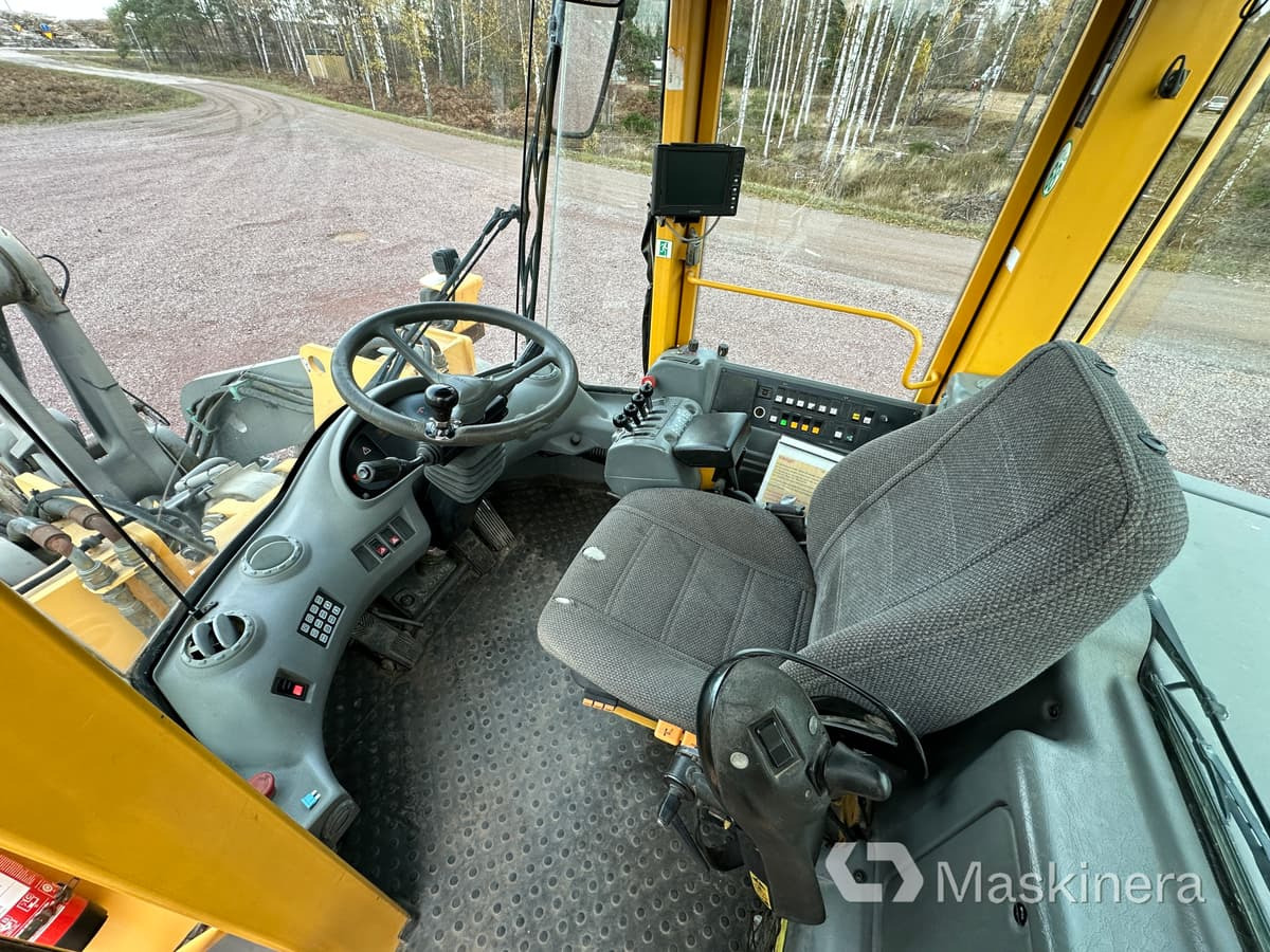 Gumikerekes homlokrakodó Hjullastare Volvo L110E: 38 kép.