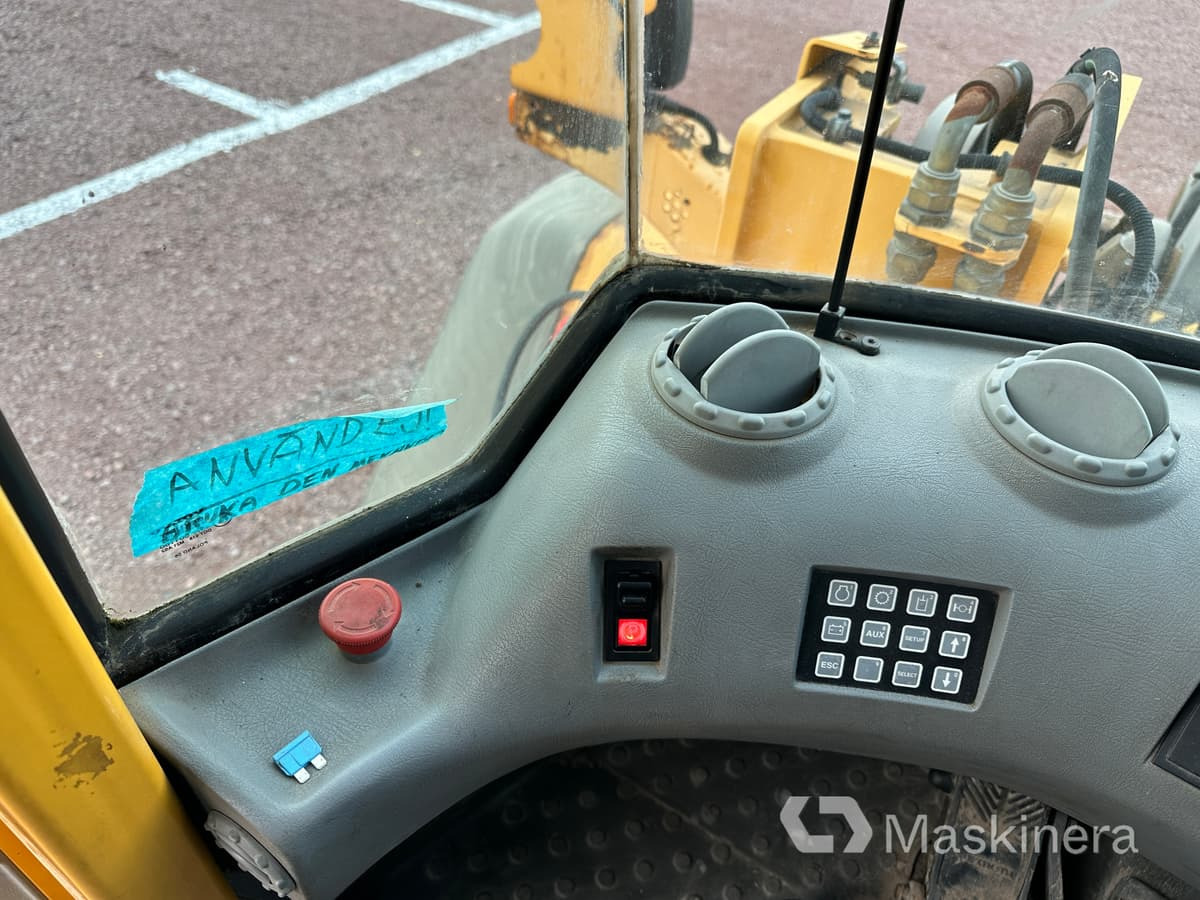 Gumikerekes homlokrakodó Hjullastare Volvo L110E: 44 kép.