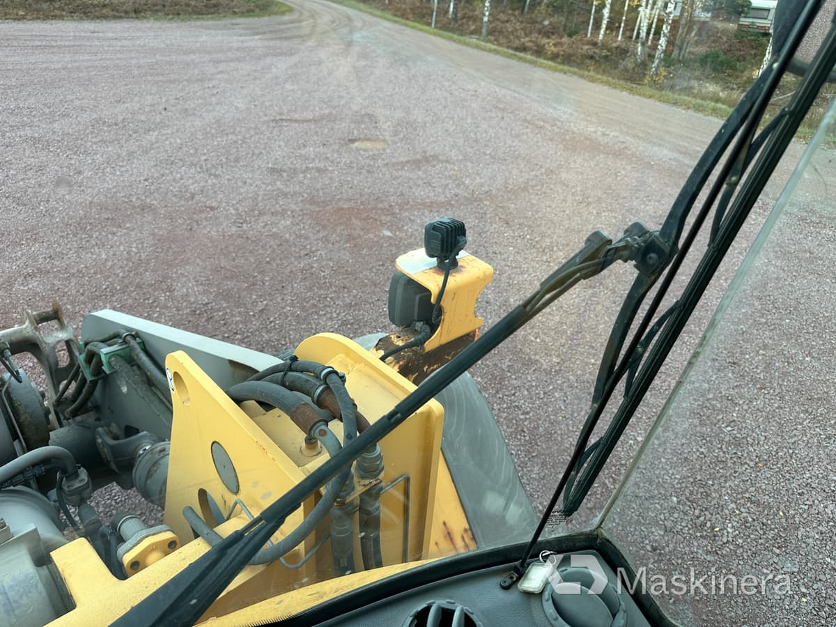 Gumikerekes homlokrakodó Hjullastare Volvo L110E: 47 kép.