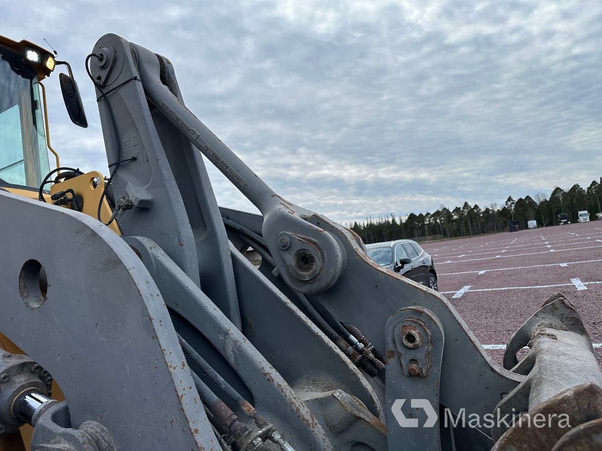 Gumikerekes homlokrakodó Hjullastare Volvo L110E: 16 kép.