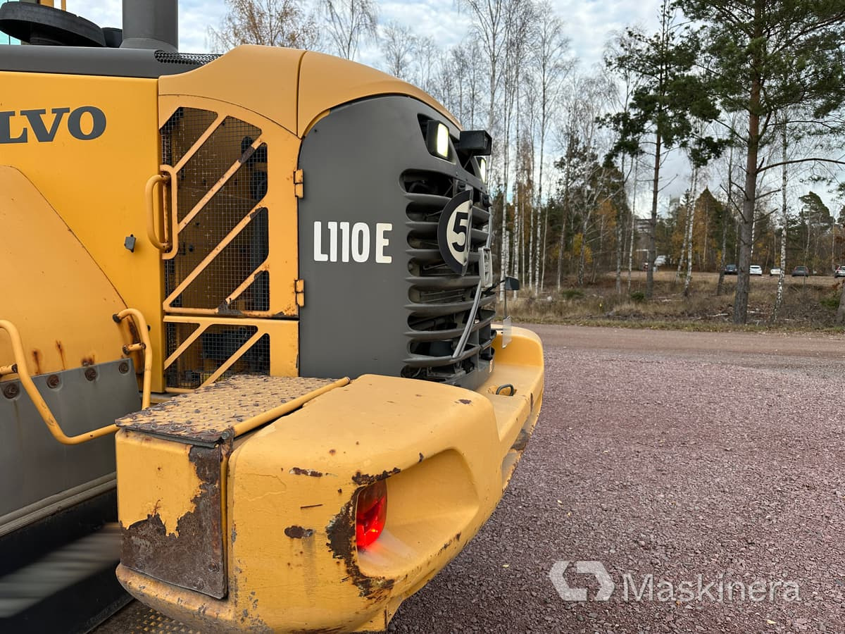 Gumikerekes homlokrakodó Hjullastare Volvo L110E: 25 kép.