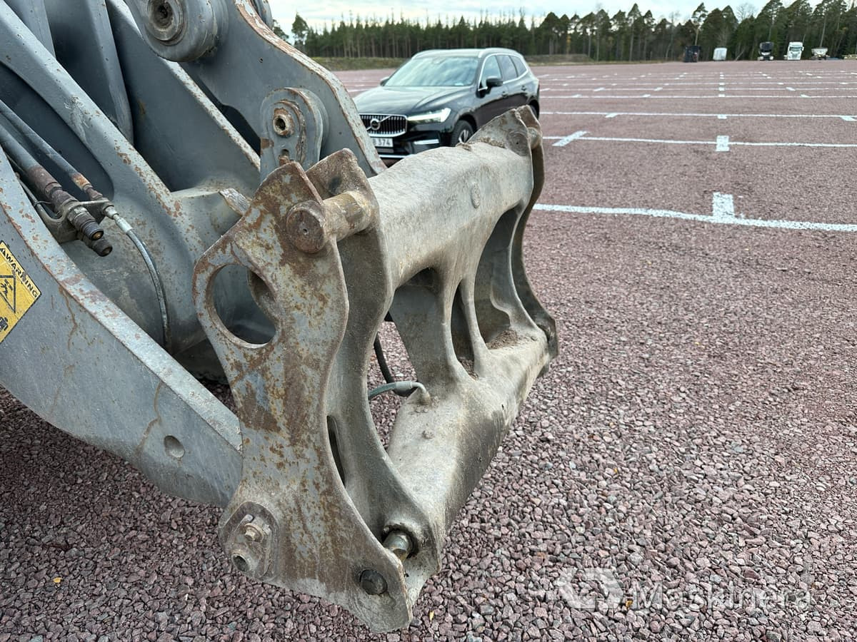 Gumikerekes homlokrakodó Hjullastare Volvo L110E: 13 kép.