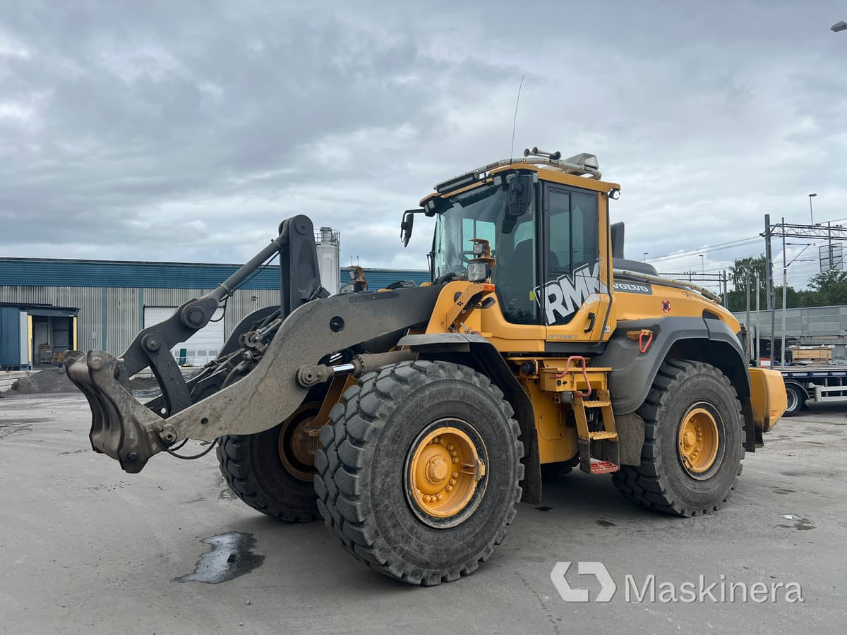 Hjullastare Volvo L110H - Gumikerekes homlokrakodó: 1 kép. Hjullastare Volvo L110H - Gumikerekes homlokrakodó: 1 kép.