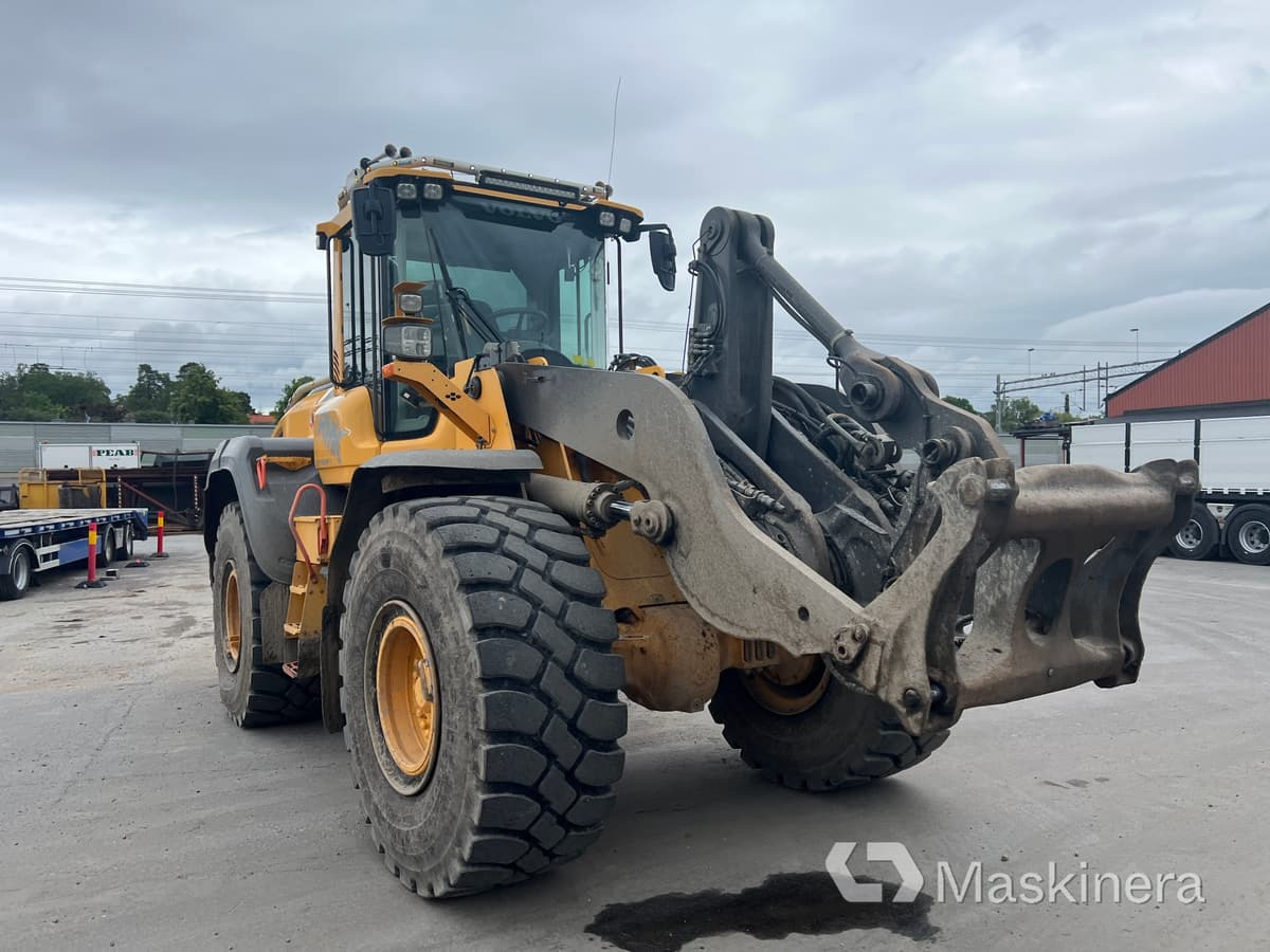 Hjullastare Volvo L110H - Gumikerekes homlokrakodó: 4 kép. Hjullastare Volvo L110H - Gumikerekes homlokrakodó: 4 kép.