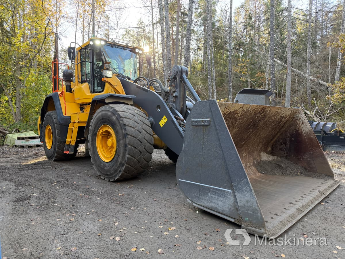 Hjullastare Volvo L180H - Gumikerekes homlokrakodó: 3 kép. Hjullastare Volvo L180H - Gumikerekes homlokrakodó: 3 kép.