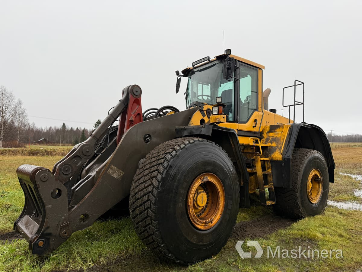 Hjullastare Volvo L220F - Gumikerekes homlokrakodó: 1 kép. Hjullastare Volvo L220F - Gumikerekes homlokrakodó: 1 kép.