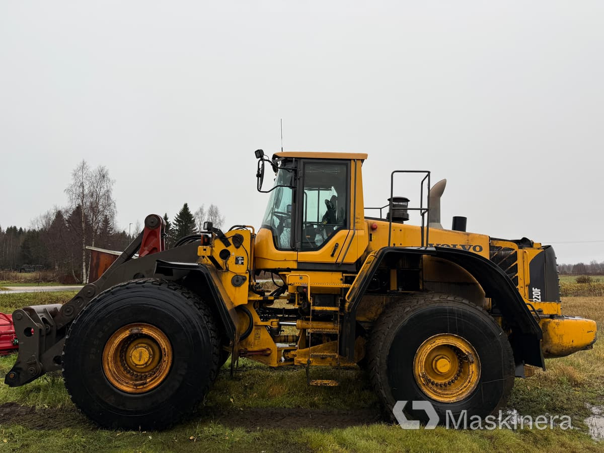 Hjullastare Volvo L220F - Gumikerekes homlokrakodó: 2 kép. Hjullastare Volvo L220F - Gumikerekes homlokrakodó: 2 kép.