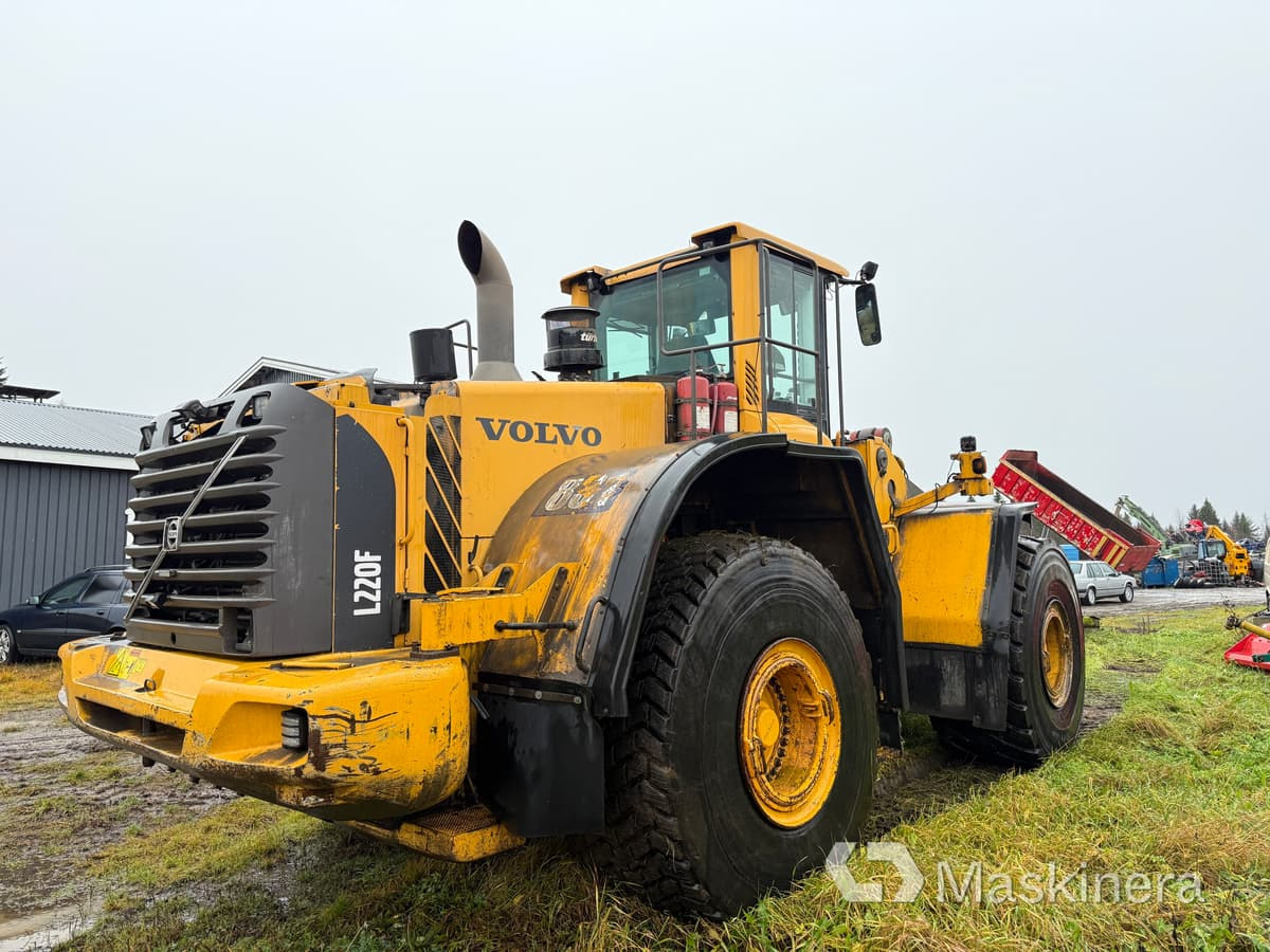 Hjullastare Volvo L220F - Gumikerekes homlokrakodó: 5 kép. Hjullastare Volvo L220F - Gumikerekes homlokrakodó: 5 kép.