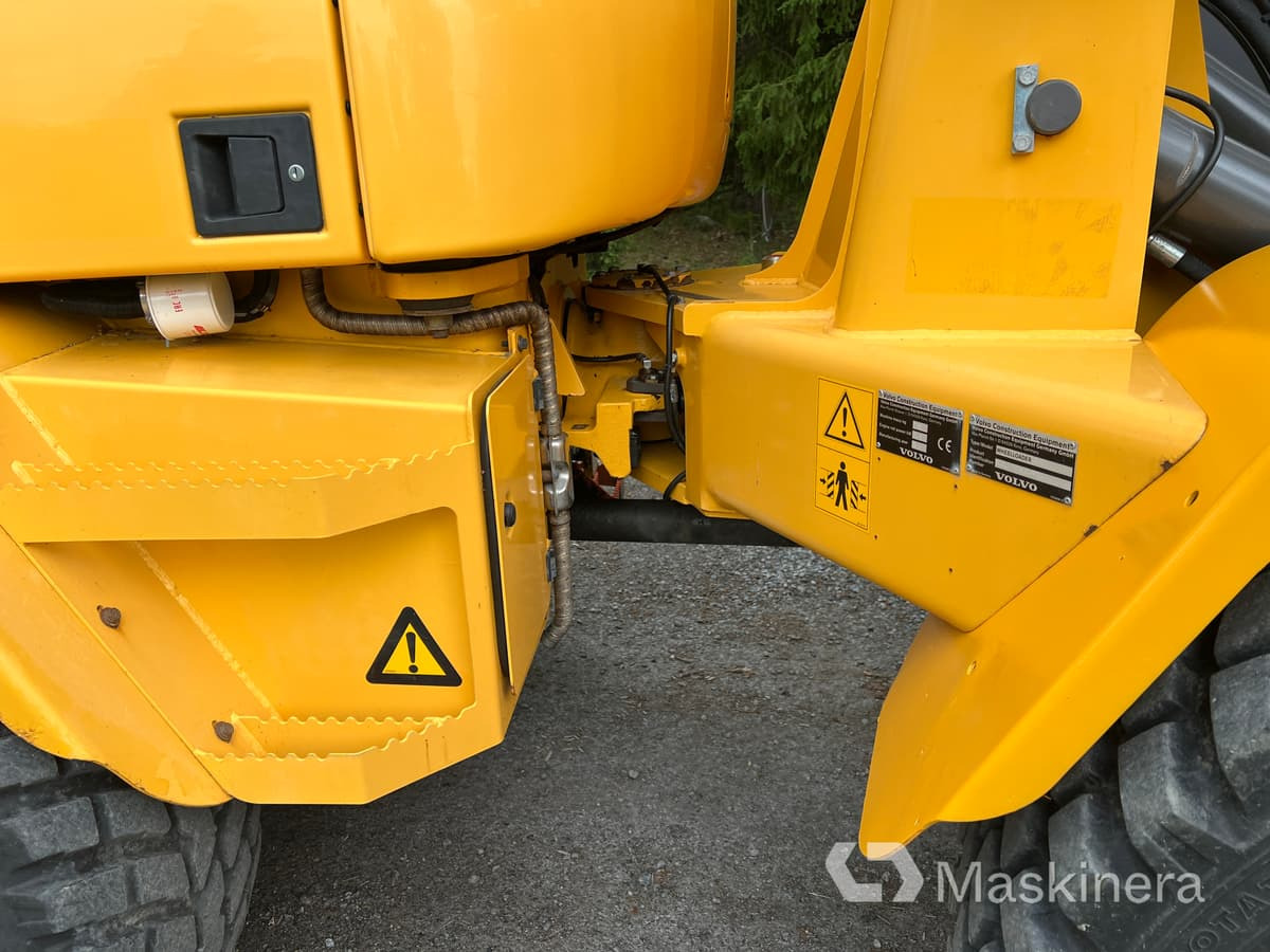 Gumikerekes homlokrakodó Hjullastare Volvo L35G med tillbehör: 20 kép.