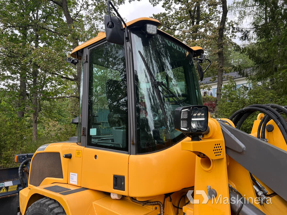 Gumikerekes homlokrakodó Hjullastare Volvo L35G med tillbehör: 19 kép.