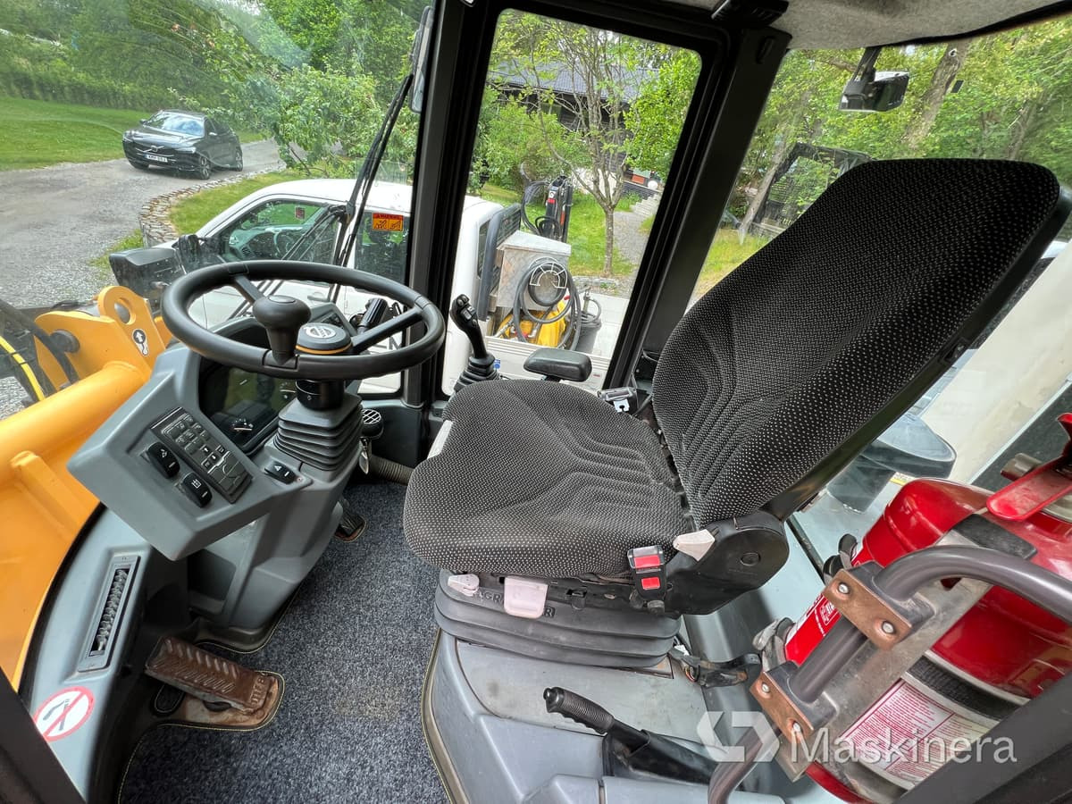 Gumikerekes homlokrakodó Hjullastare Volvo L35G med tillbehör: 49 kép.