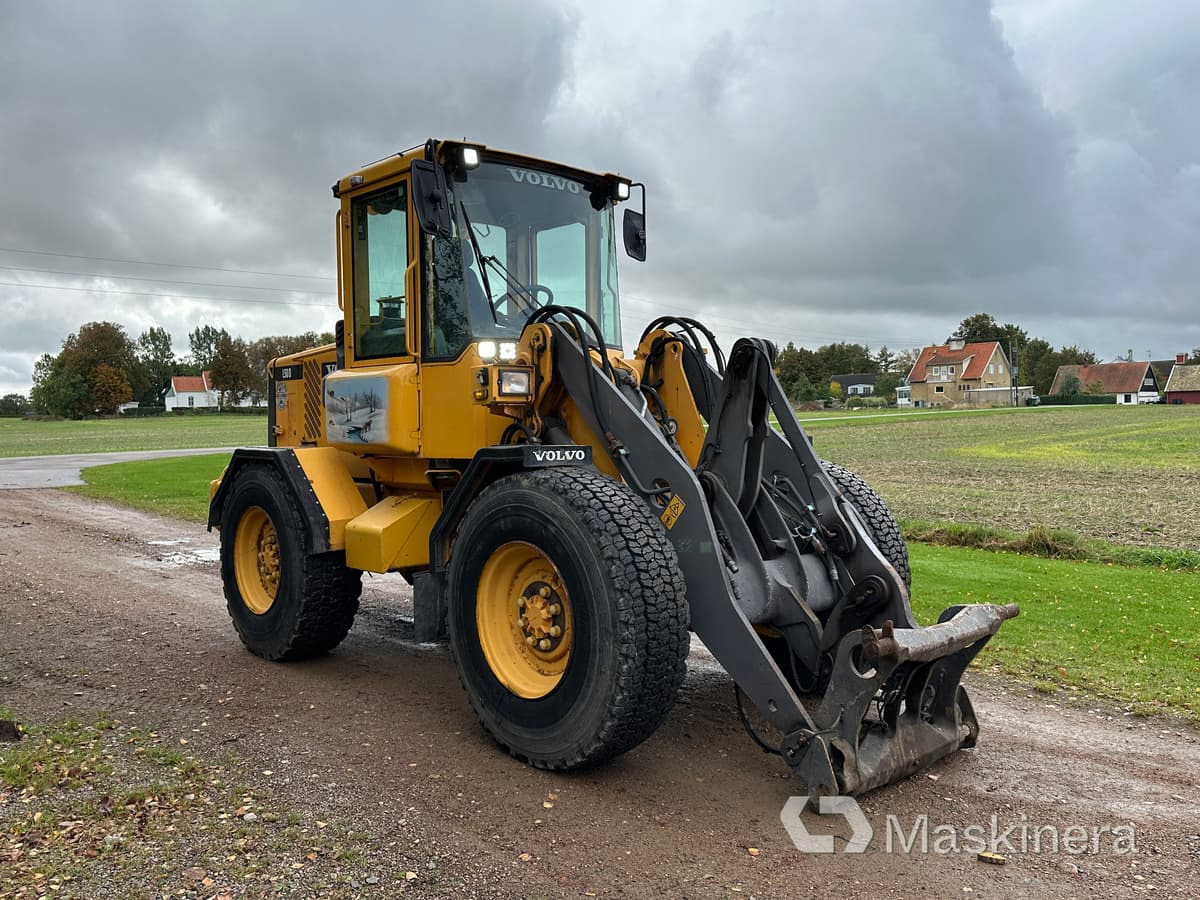 Hjullastare Volvo L50D - Gumikerekes homlokrakodó: 1 kép. Hjullastare Volvo L50D - Gumikerekes homlokrakodó: 1 kép.