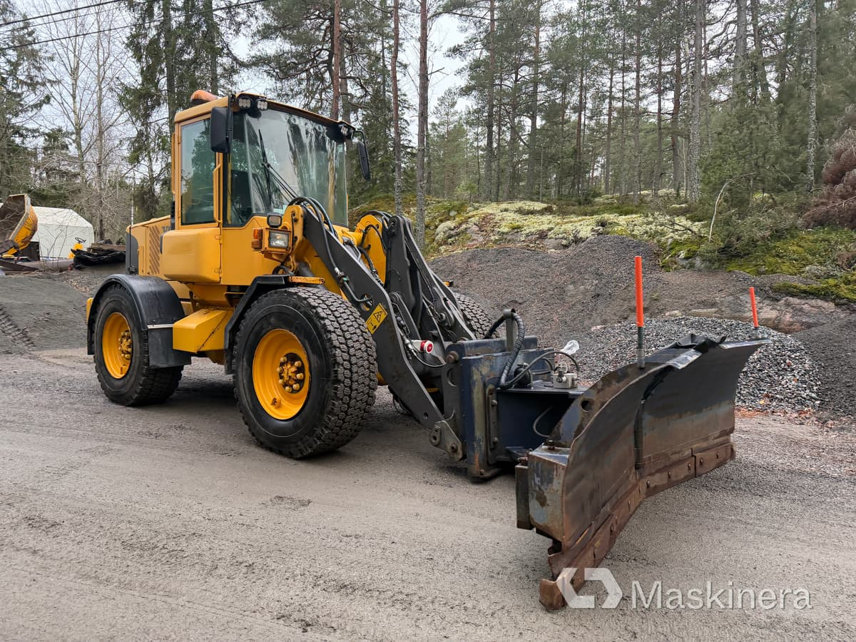Hjullastare Volvo L50E med tillbehör - Gumikerekes homlokrakodó: 3 kép. Hjullastare Volvo L50E med tillbehör - Gumikerekes homlokrakodó: 3 kép.