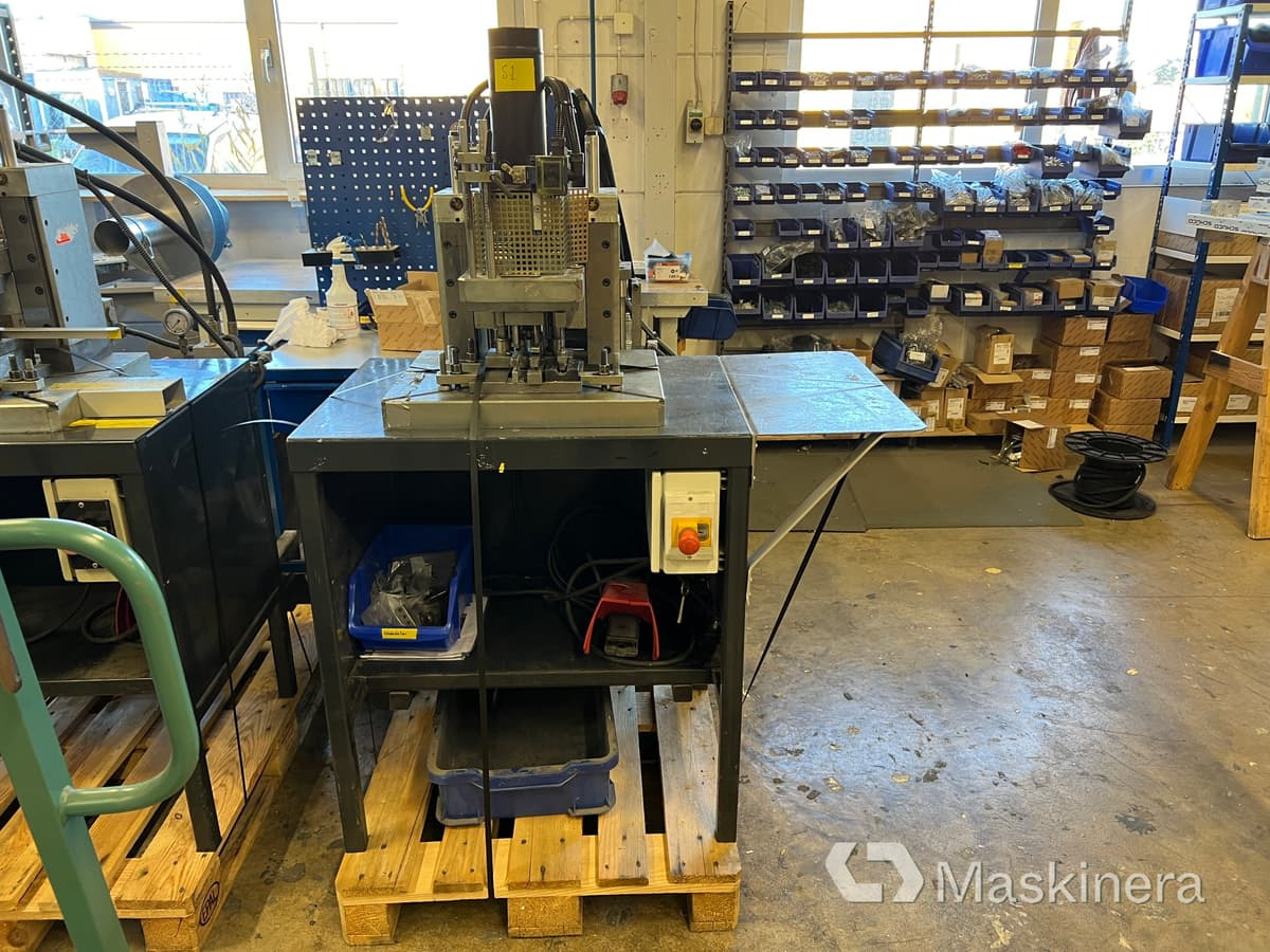 Hydraulisk press Santas Mekaniska DS88 - Fémmegmunkáló gép: 1 kép. Hydraulisk press Santas Mekaniska DS88 - Fémmegmunkáló gép: 1 kép.