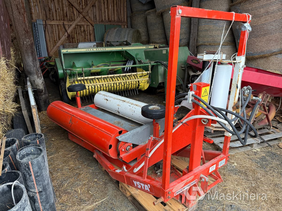 Inplastare Ysta Bale wrap 1600 med sidospakar - Bálacsomagoló: 1 kép. Inplastare Ysta Bale wrap 1600 med sidospakar - Bálacsomagoló: 1 kép.