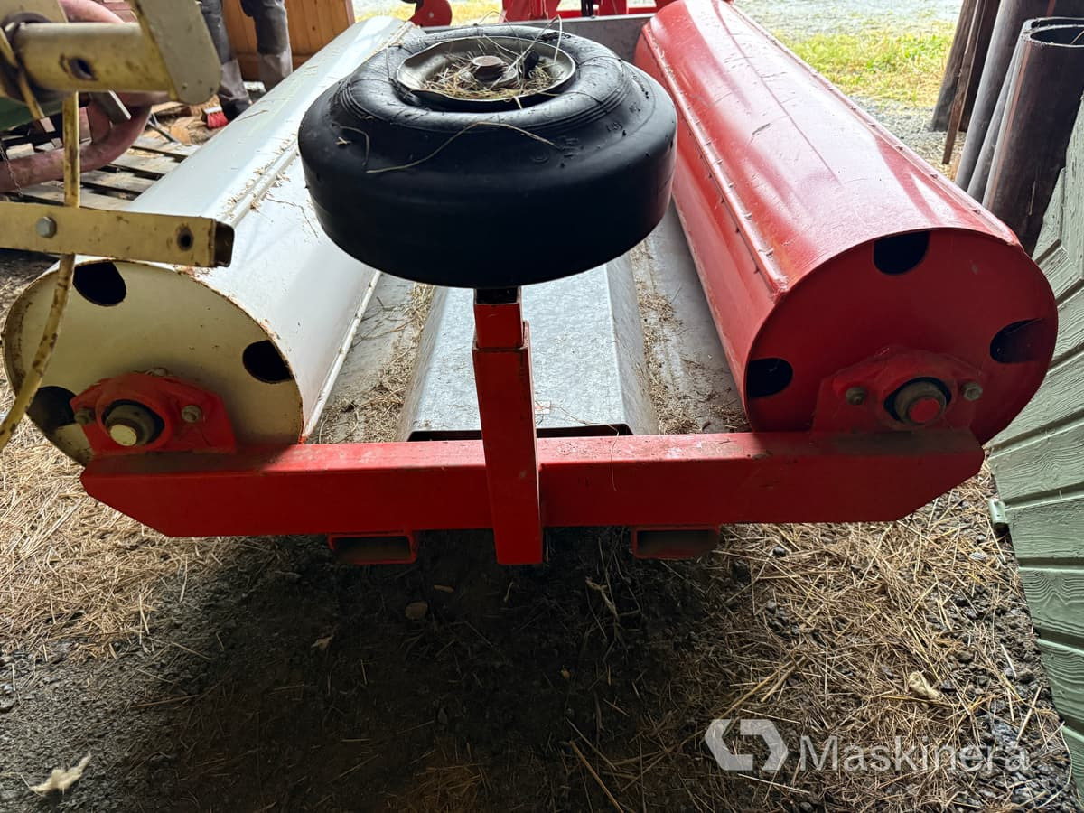 Inplastare Ysta Bale wrap 1600 med sidospakar - Bálacsomagoló: 5 kép. Inplastare Ysta Bale wrap 1600 med sidospakar - Bálacsomagoló: 5 kép.