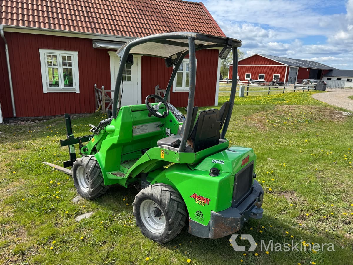 Kompaktlastare Avant 520 med pallgafflar - Derékcsuklós rakodó: 5 kép. Kompaktlastare Avant 520 med pallgafflar - Derékcsuklós rakodó: 5 kép.