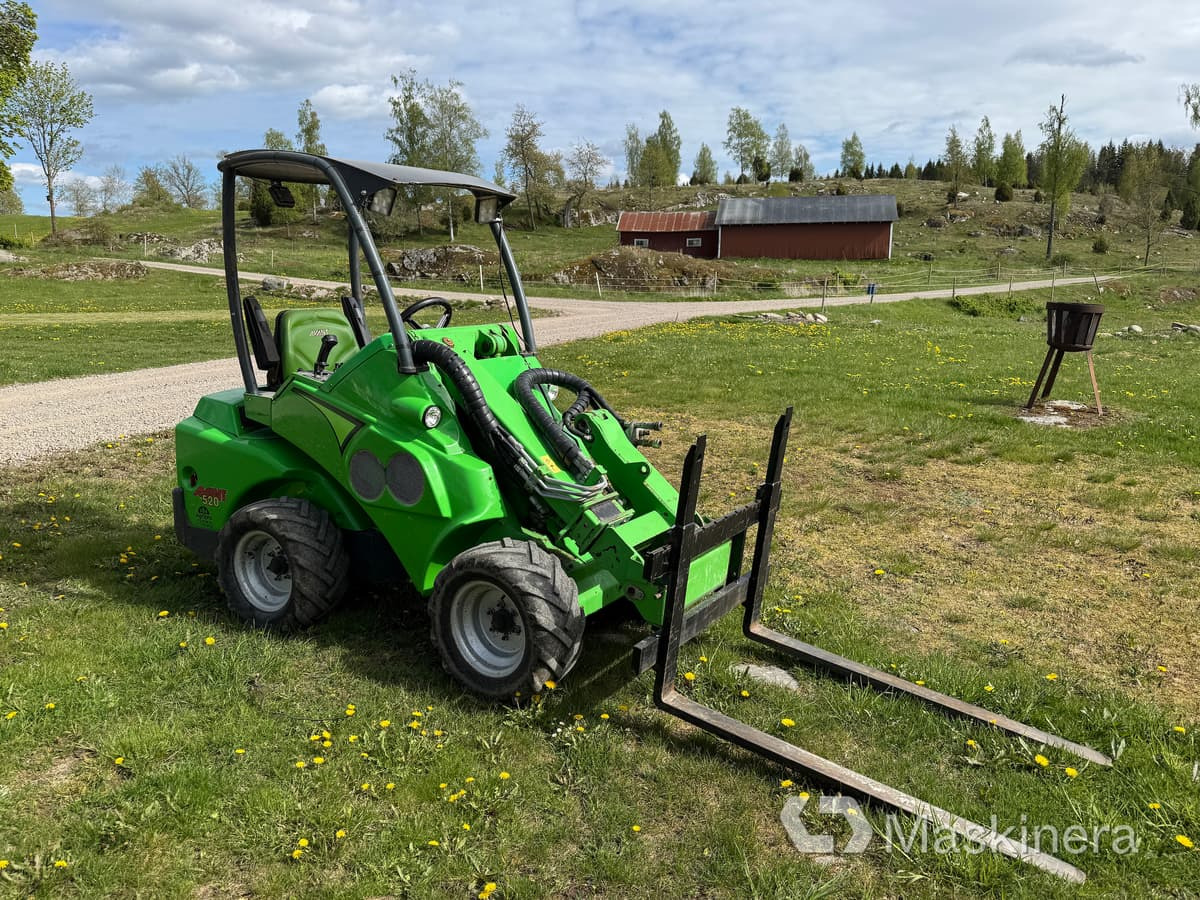 Kompaktlastare Avant 520 med pallgafflar - Derékcsuklós rakodó: 1 kép. Kompaktlastare Avant 520 med pallgafflar - Derékcsuklós rakodó: 1 kép.