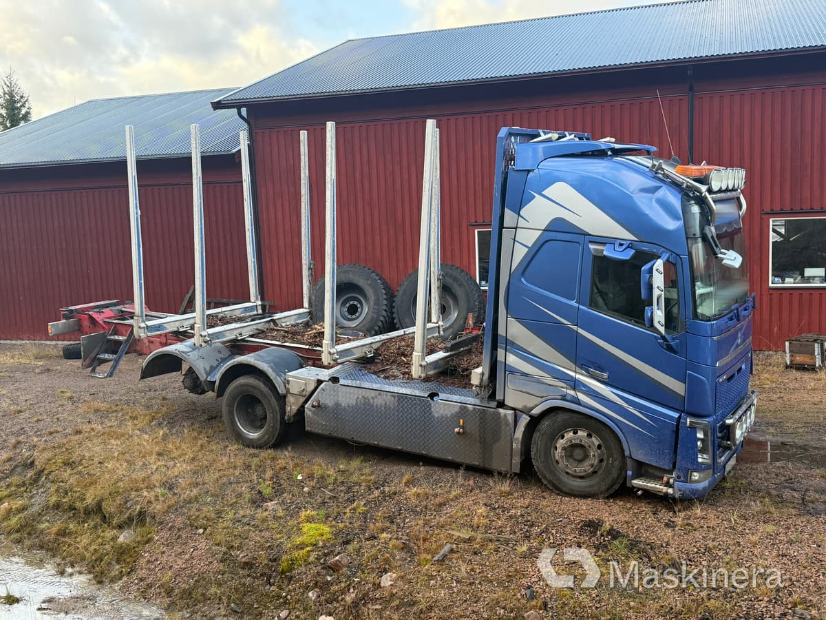 Lastbil Volvo FH16 chassi (Rep.objekt) - Rönkszállító teherautó: 5 kép. Lastbil Volvo FH16 chassi (Rep.objekt) - Rönkszállító teherautó: 5 kép.