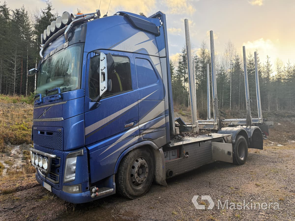 Lastbil Volvo FH16 chassi (Rep.objekt) - Rönkszállító teherautó: 1 kép. Lastbil Volvo FH16 chassi (Rep.objekt) - Rönkszállító teherautó: 1 kép.