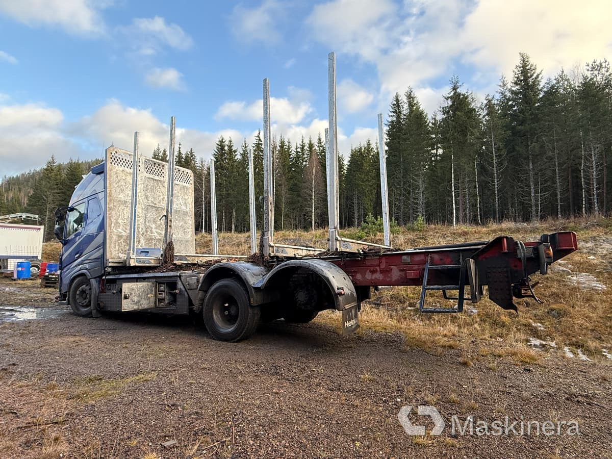 Lastbil Volvo FH16 chassi (Rep.objekt) - Rönkszállító teherautó: 2 kép. Lastbil Volvo FH16 chassi (Rep.objekt) - Rönkszállító teherautó: 2 kép.