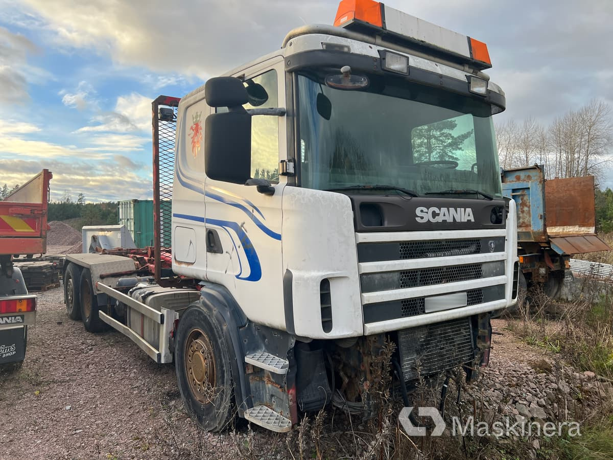 Lastväxlare Scania R124 GB 6X2 (Rep objekt) - Horgos rakodó teherautó: 1 kép. Lastväxlare Scania R124 GB 6X2 (Rep objekt) - Horgos rakodó teherautó: 1 kép.