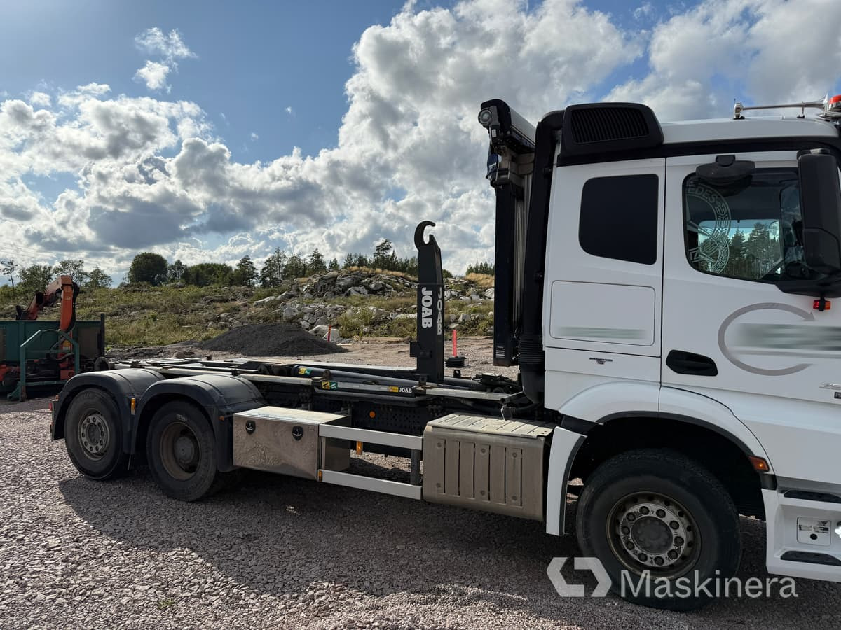 Lastväxlare Mercedes Arocs 2551 - Horgos rakodó teherautó: 4 kép. Lastväxlare Mercedes Arocs 2551 - Horgos rakodó teherautó: 4 kép.