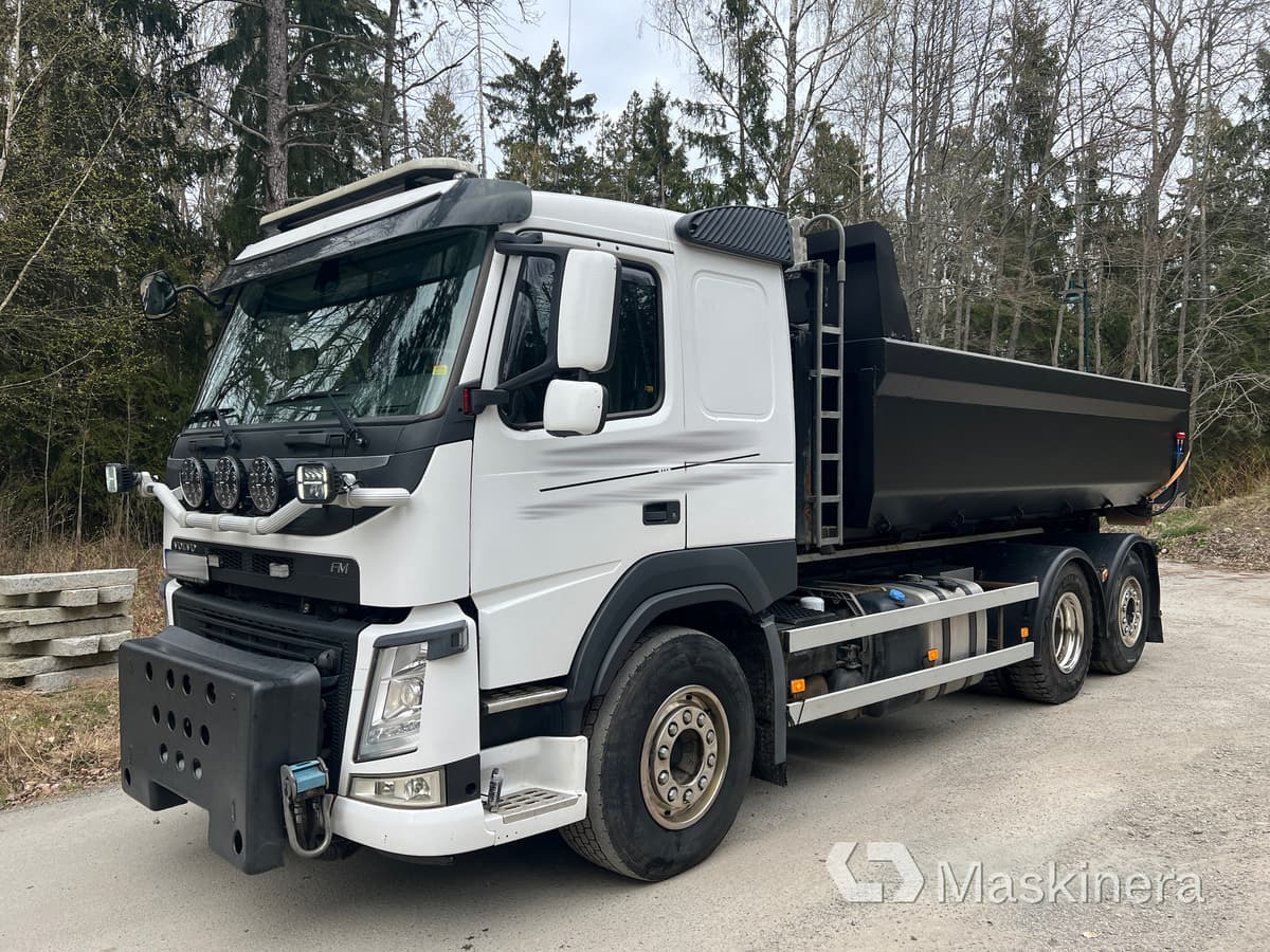 Lastväxlare Volvo FM Plog/Saltutrustad - Horgos rakodó teherautó: 1 kép. Lastväxlare Volvo FM Plog/Saltutrustad - Horgos rakodó teherautó: 1 kép.