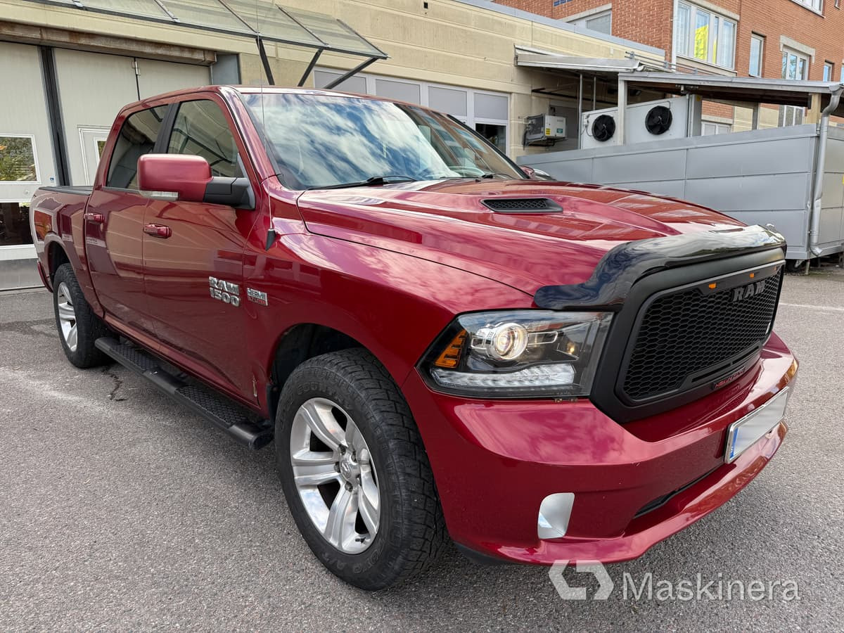 Pickup Dodge Ram 1500 Crew Cab 5.7L V8 HEMI - Kis furgon: 3 kép. Pickup Dodge Ram 1500 Crew Cab 5.7L V8 HEMI - Kis furgon: 3 kép.