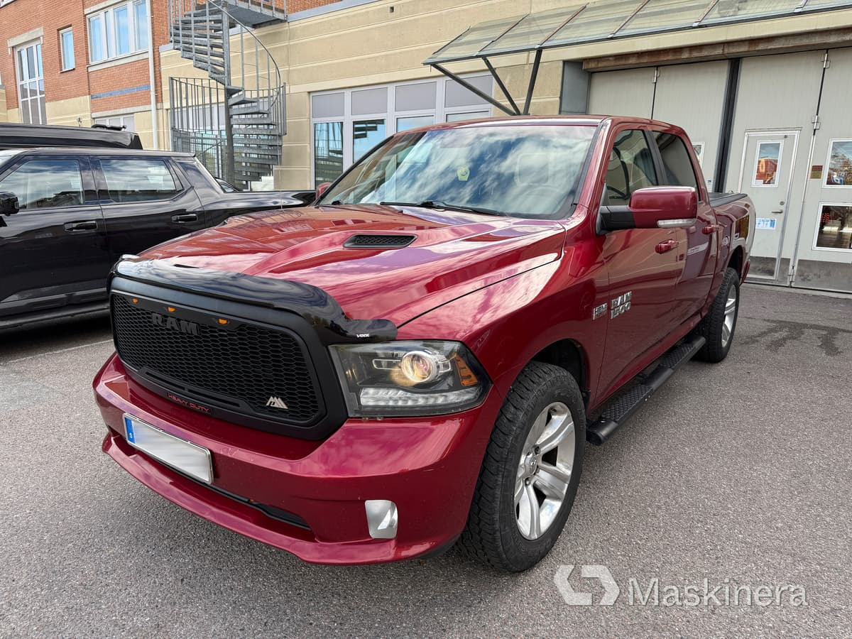 Pickup Dodge Ram 1500 Crew Cab 5.7L V8 HEMI - Kis furgon: 1 kép. Pickup Dodge Ram 1500 Crew Cab 5.7L V8 HEMI - Kis furgon: 1 kép.