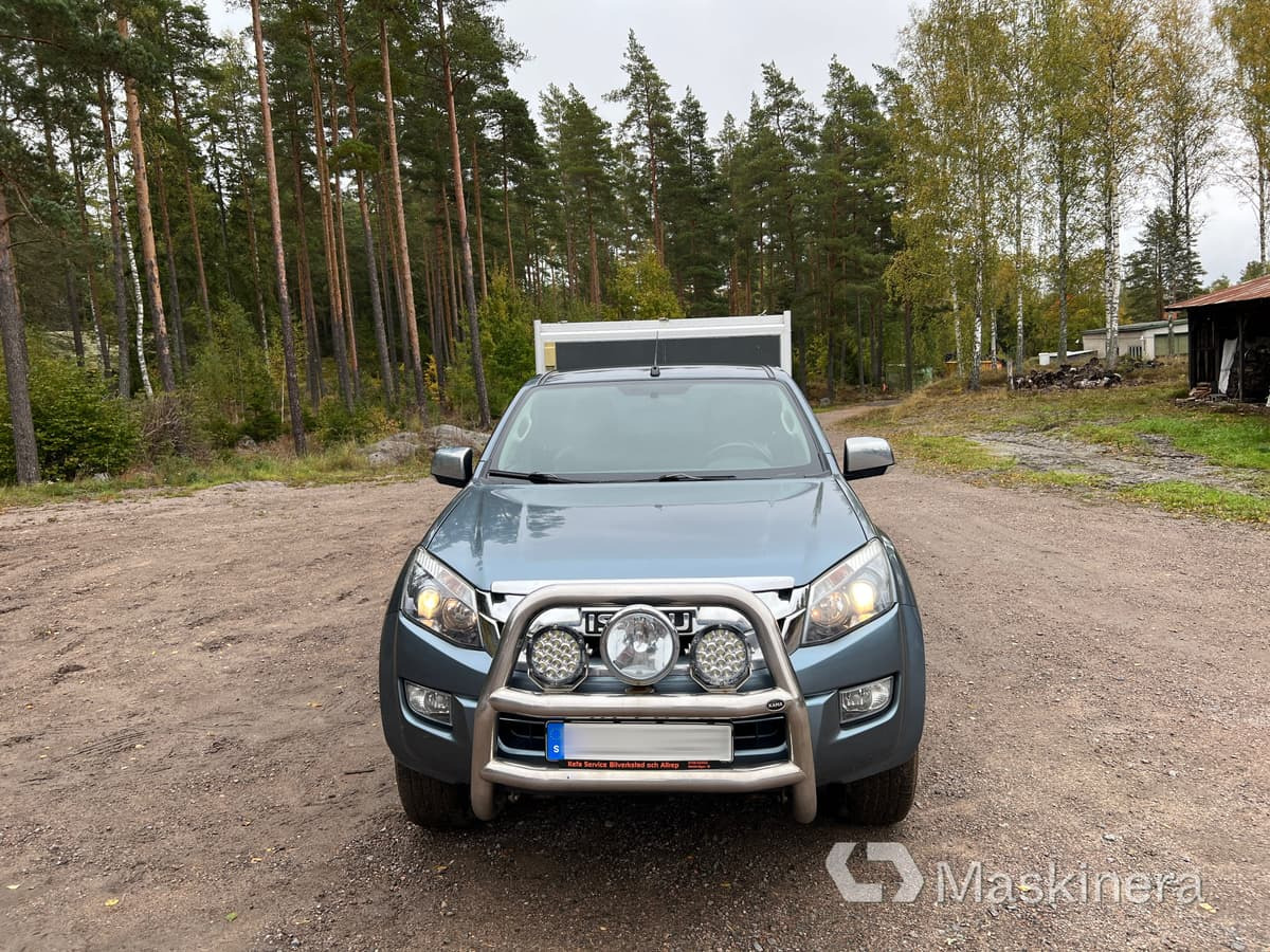 Pickup Isuzu D-Max Space Cab 2.5 TD - Furgon: 2 kép. Pickup Isuzu D-Max Space Cab 2.5 TD - Furgon: 2 kép.