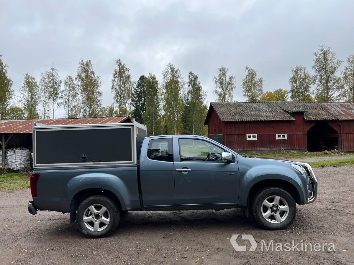Pickup Isuzu D-Max Space Cab 2.5 TD - Furgon: 4 kép. Pickup Isuzu D-Max Space Cab 2.5 TD - Furgon: 4 kép.
