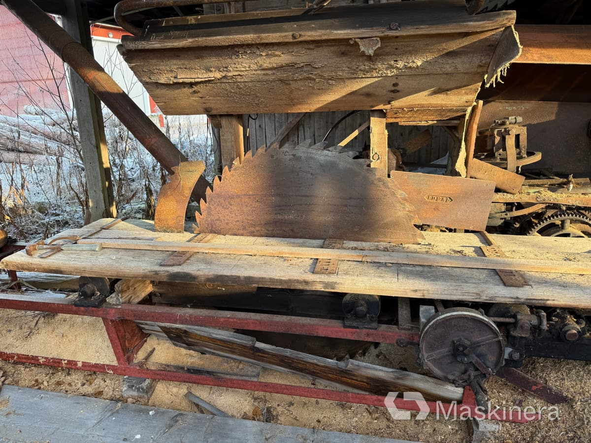 Sågverk med spånsug, el eller traktordrivet - Faipari gép: 2 kép. Sågverk med spånsug, el eller traktordrivet - Faipari gép: 2 kép.