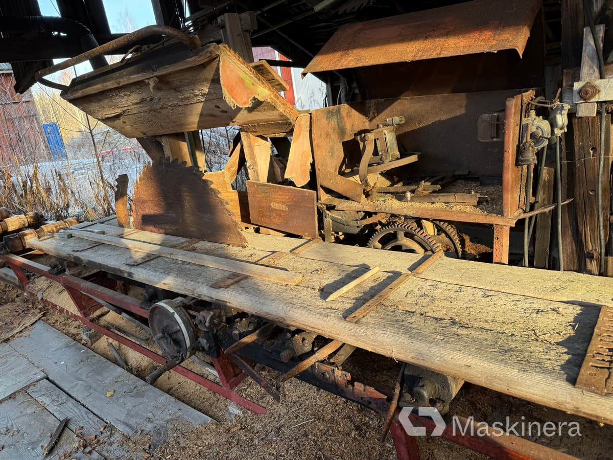 Sågverk med spånsug, el eller traktordrivet - Faipari gép: 3 kép. Sågverk med spånsug, el eller traktordrivet - Faipari gép: 3 kép.