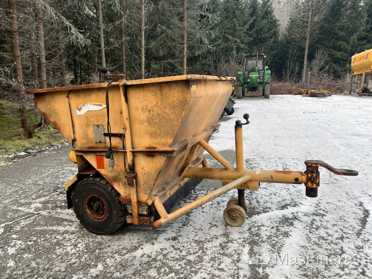 Sandspridare Friggeåkers Verkstäder T12EU - Homok-/ Sószóró: 4 kép. Sandspridare Friggeåkers Verkstäder T12EU - Homok-/ Sószóró: 4 kép.