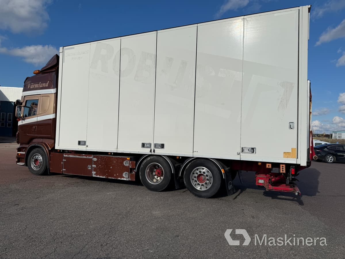 Scania R560 Skåpbil Scania R560 - Dobozos felépítményű teherautó: 2 kép. Scania R560 Skåpbil Scania R560 - Dobozos felépítményű teherautó: 2 kép.