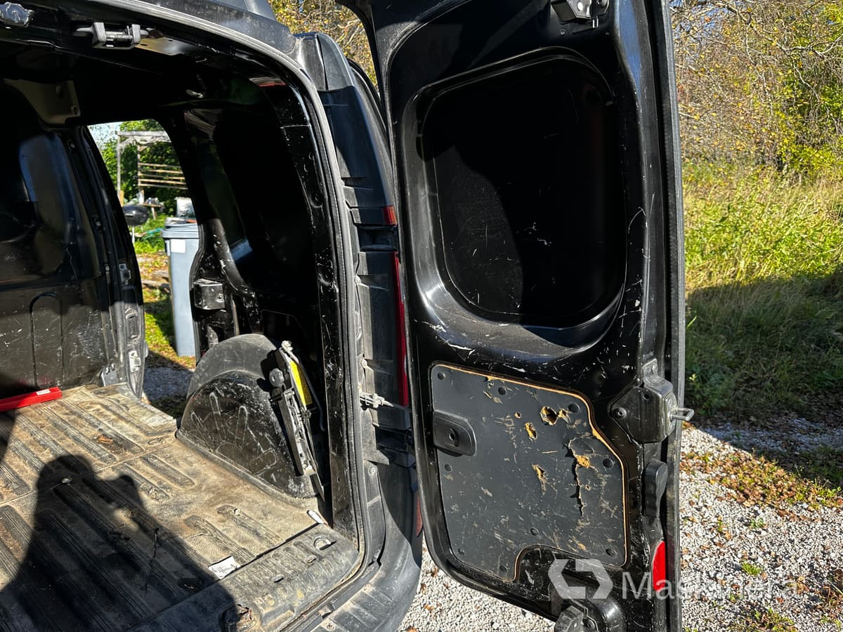 Kis furgon Skåpbil Renault Kangoo: 13 kép. Kis furgon Skåpbil Renault Kangoo: 13 kép.