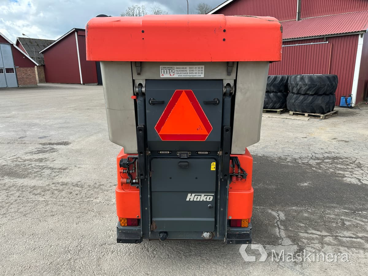 Sopmaskin Hako Citymaster 1200 - Utcaseprő gép: 4 kép. Sopmaskin Hako Citymaster 1200 - Utcaseprő gép: 4 kép.
