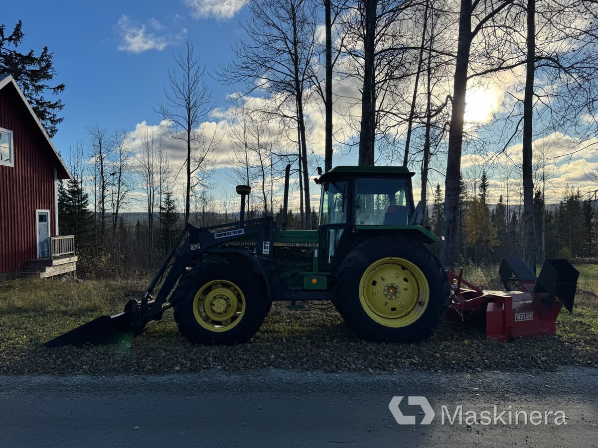 Traktor John Deere 3040 Mfwd med tillbehör - Traktor: 2 kép. Traktor John Deere 3040 Mfwd med tillbehör - Traktor: 2 kép.