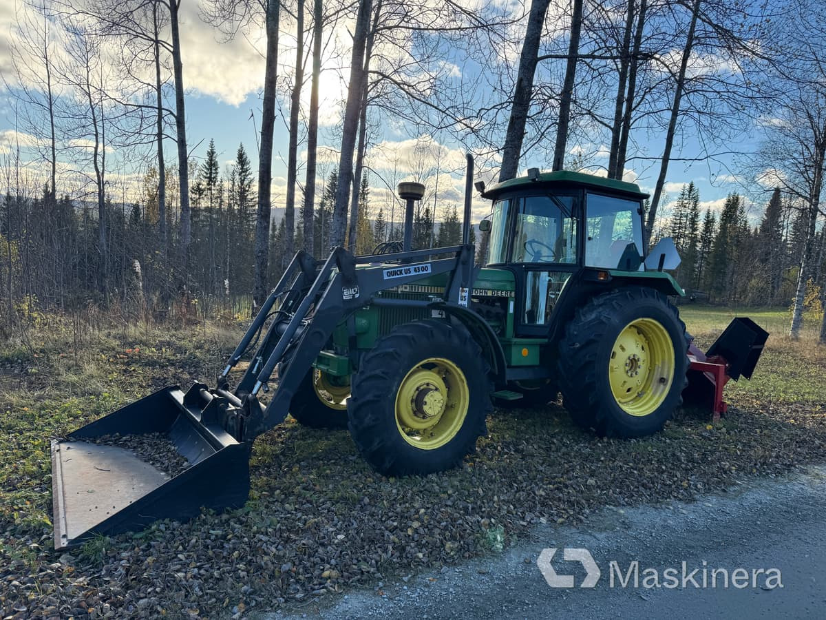 Traktor John Deere 3040 Mfwd med tillbehör - Traktor: 1 kép. Traktor John Deere 3040 Mfwd med tillbehör - Traktor: 1 kép.