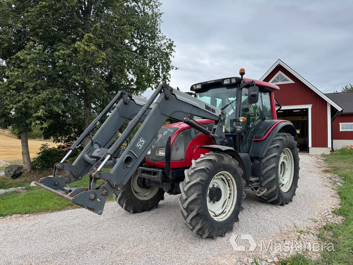 Valtra N121 & Farma CT 6,5-12 Traktor Valtra N121 Advance med frontlastare & Skogskärra Farma T12 - Traktor: 2 kép. Valtra N121 & Farma CT 6,5-12 Traktor Valtra N121 Advance med frontlastare & Skogskärra Farma T12 - Traktor: 2 kép.