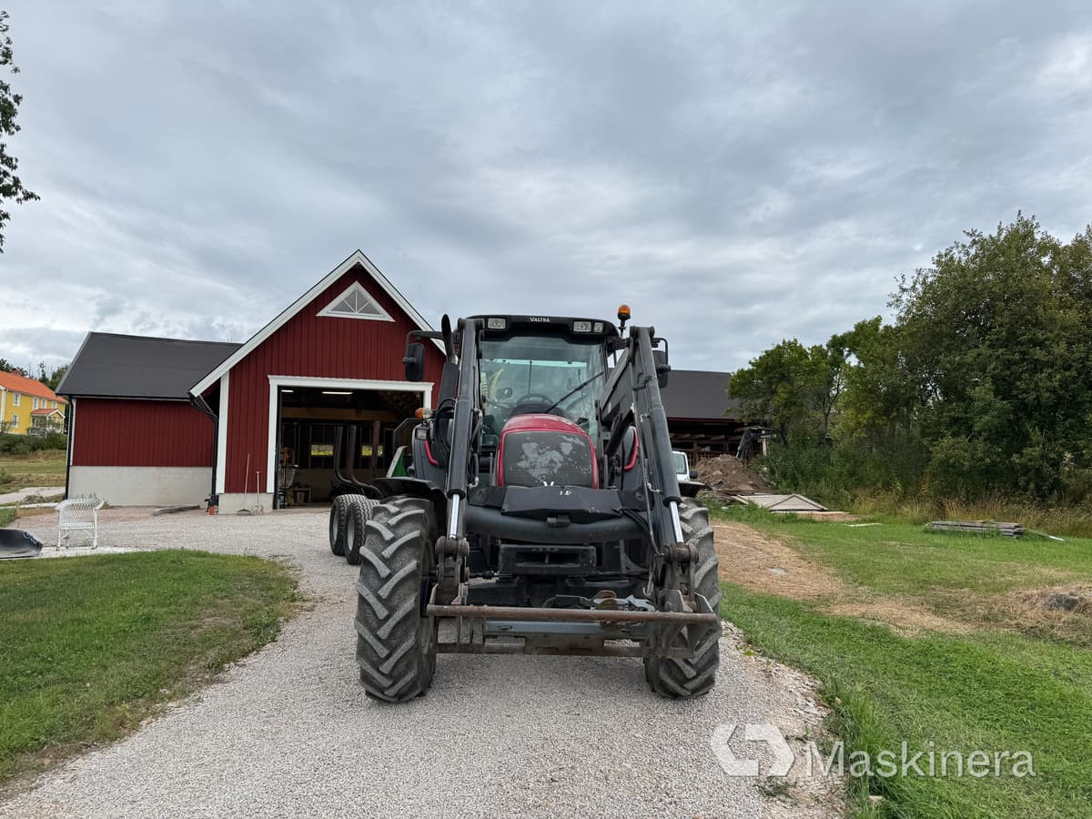 Valtra N121 & Farma CT 6,5-12 Traktor Valtra N121 Advance med frontlastare & Skogskärra Farma T12 - Traktor: 3 kép. Valtra N121 & Farma CT 6,5-12 Traktor Valtra N121 Advance med frontlastare & Skogskärra Farma T12 - Traktor: 3 kép.
