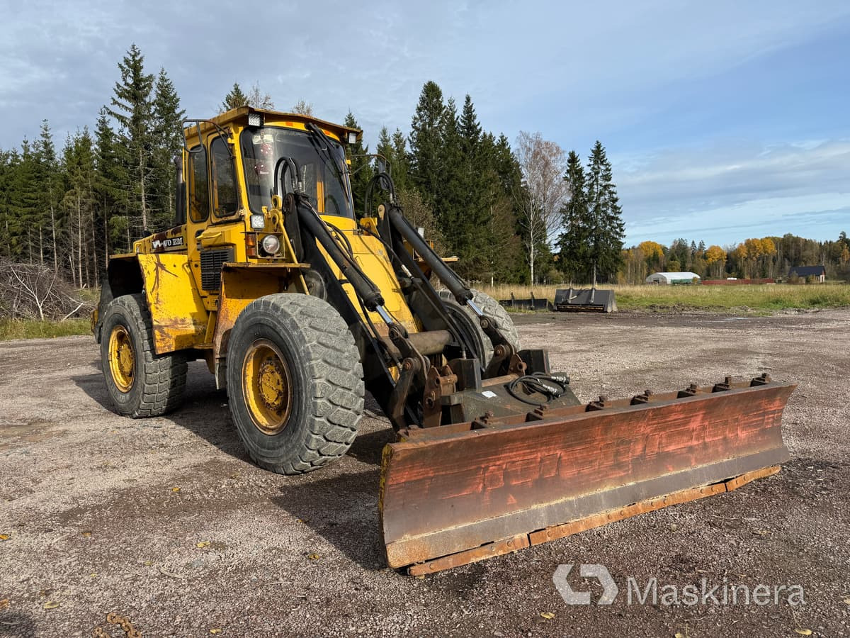 Volvo BM L70 Hjullastare Volvo L70 med snöredskap - Gumikerekes homlokrakodó: 2 kép. Volvo BM L70 Hjullastare Volvo L70 med snöredskap - Gumikerekes homlokrakodó: 2 kép.