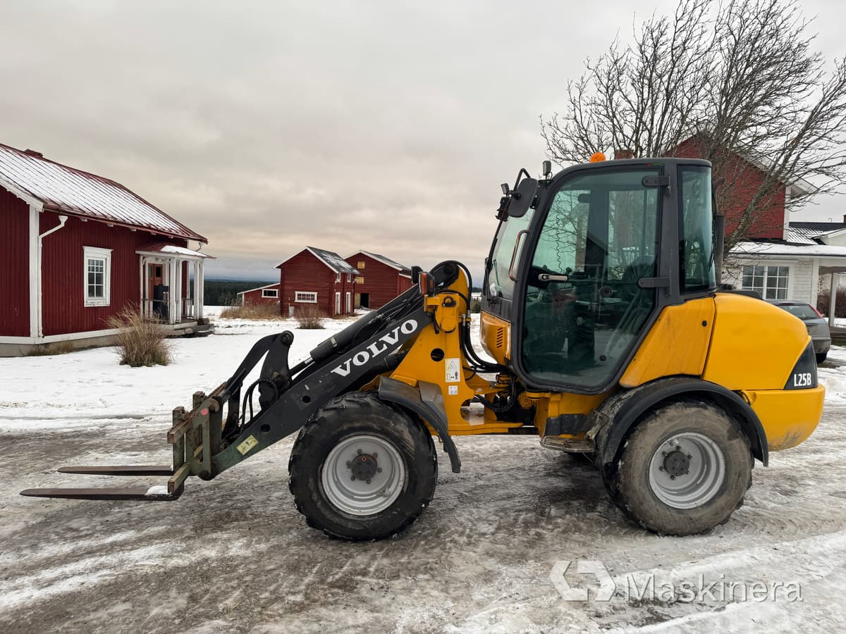 Volvo L25BV-P Hjullastare Volvo L25B med tillbehör - Gumikerekes homlokrakodó: 2 kép. Volvo L25BV-P Hjullastare Volvo L25B med tillbehör - Gumikerekes homlokrakodó: 2 kép.