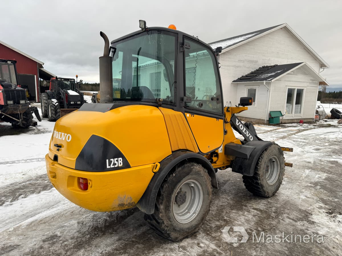 Volvo L25BV-P Hjullastare Volvo L25B med tillbehör - Gumikerekes homlokrakodó: 5 kép. Volvo L25BV-P Hjullastare Volvo L25B med tillbehör - Gumikerekes homlokrakodó: 5 kép.