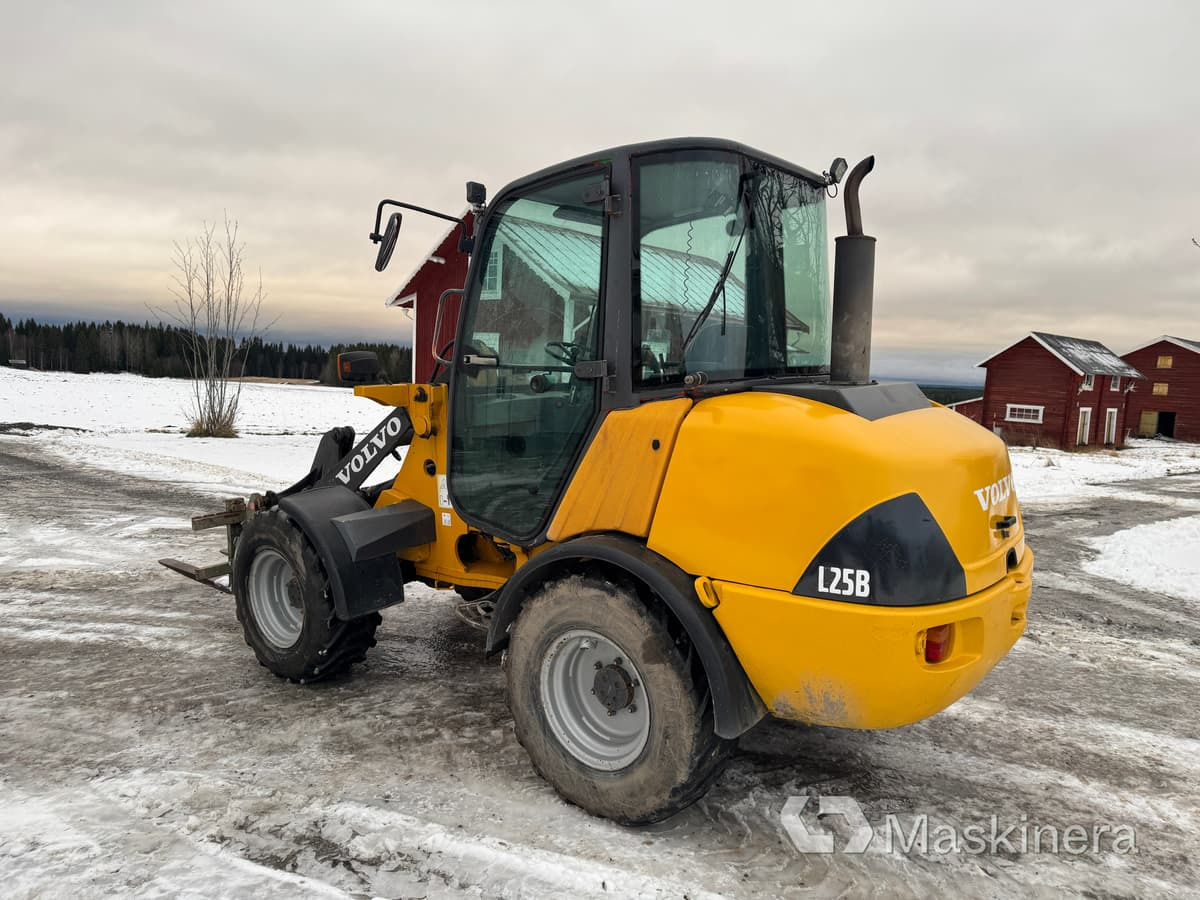 Volvo L25BV-P Hjullastare Volvo L25B med tillbehör - Gumikerekes homlokrakodó: 3 kép. Volvo L25BV-P Hjullastare Volvo L25B med tillbehör - Gumikerekes homlokrakodó: 3 kép.