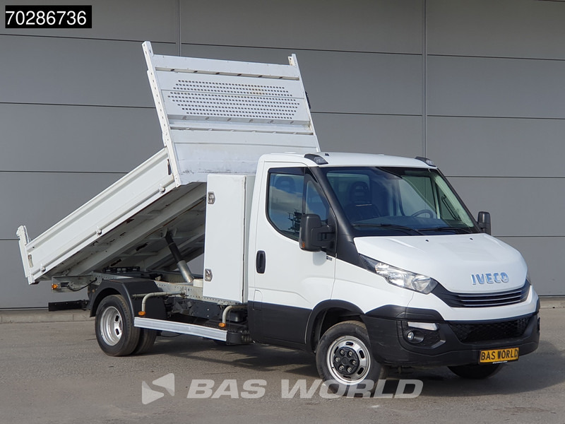 Iveco Daily 35C18 3.0L Automaat Kipper met Kist Dubbellucht 3,5t Trekhaak Airco Euro6 Tipper Kieper Benne 2m3 Airco Trekhaak Cruise control - Billenőplatós kisteherautó: 3 kép. Iveco Daily 35C18 3.0L Automaat Kipper met Kist Dubbellucht 3,5t Trekhaak Airco Euro6 Tipper Kieper Benne 2m3 Airco Trekhaak Cruise control - Billenőplatós kisteherautó: 3 kép.