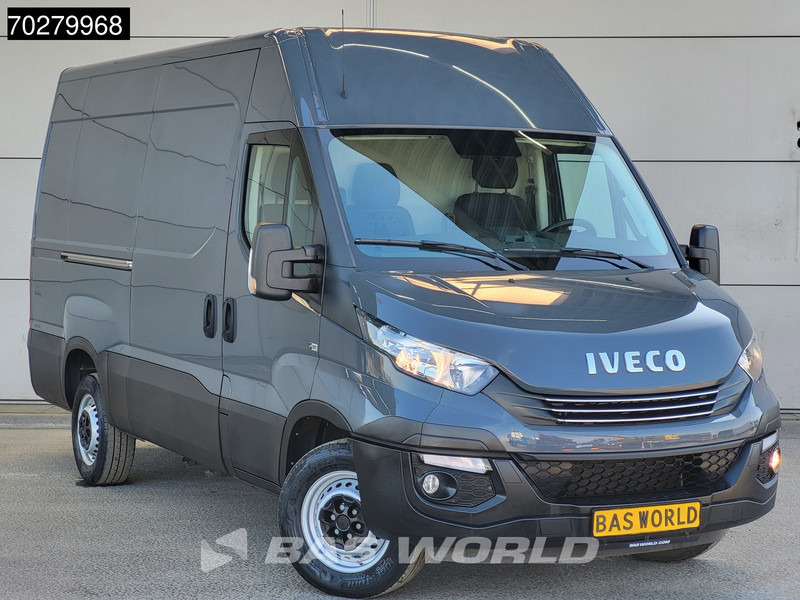 Iveco Daily 35S18 3.0L Automaat L2H2 3,5t Trekhaak Airco Cruise Camera L2 12m3 Airco Trekhaak Cruise control - Furgon: 3 kép. Iveco Daily 35S18 3.0L Automaat L2H2 3,5t Trekhaak Airco Cruise Camera L2 12m3 Airco Trekhaak Cruise control - Furgon: 3 kép.