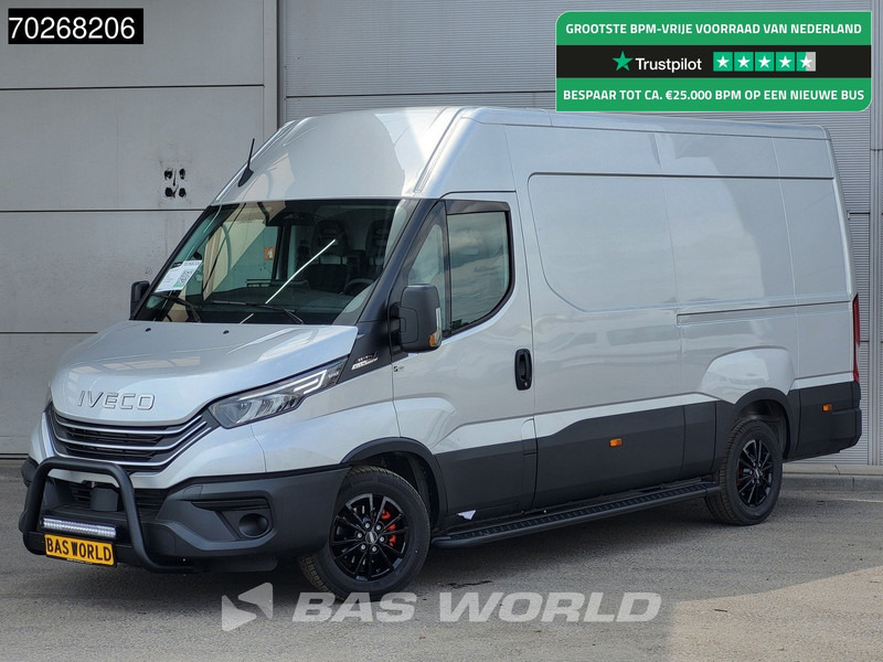 Iveco Daily 35S21 3.0L Automaat Black Edition L2H2 LED ACC Airco Camera 3,5t Trekgewicht Parkeersensoren L3 12m3 Airco - Furgon: 1 kép. Iveco Daily 35S21 3.0L Automaat Black Edition L2H2 LED ACC Airco Camera 3,5t Trekgewicht Parkeersensoren L3 12m3 Airco - Furgon: 1 kép.